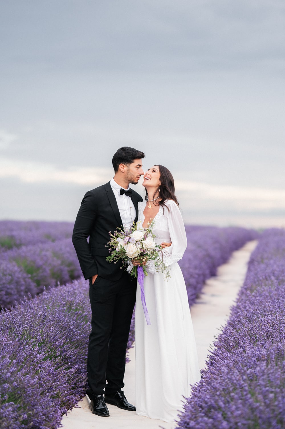 Célébration elopement dans un champ de lavande