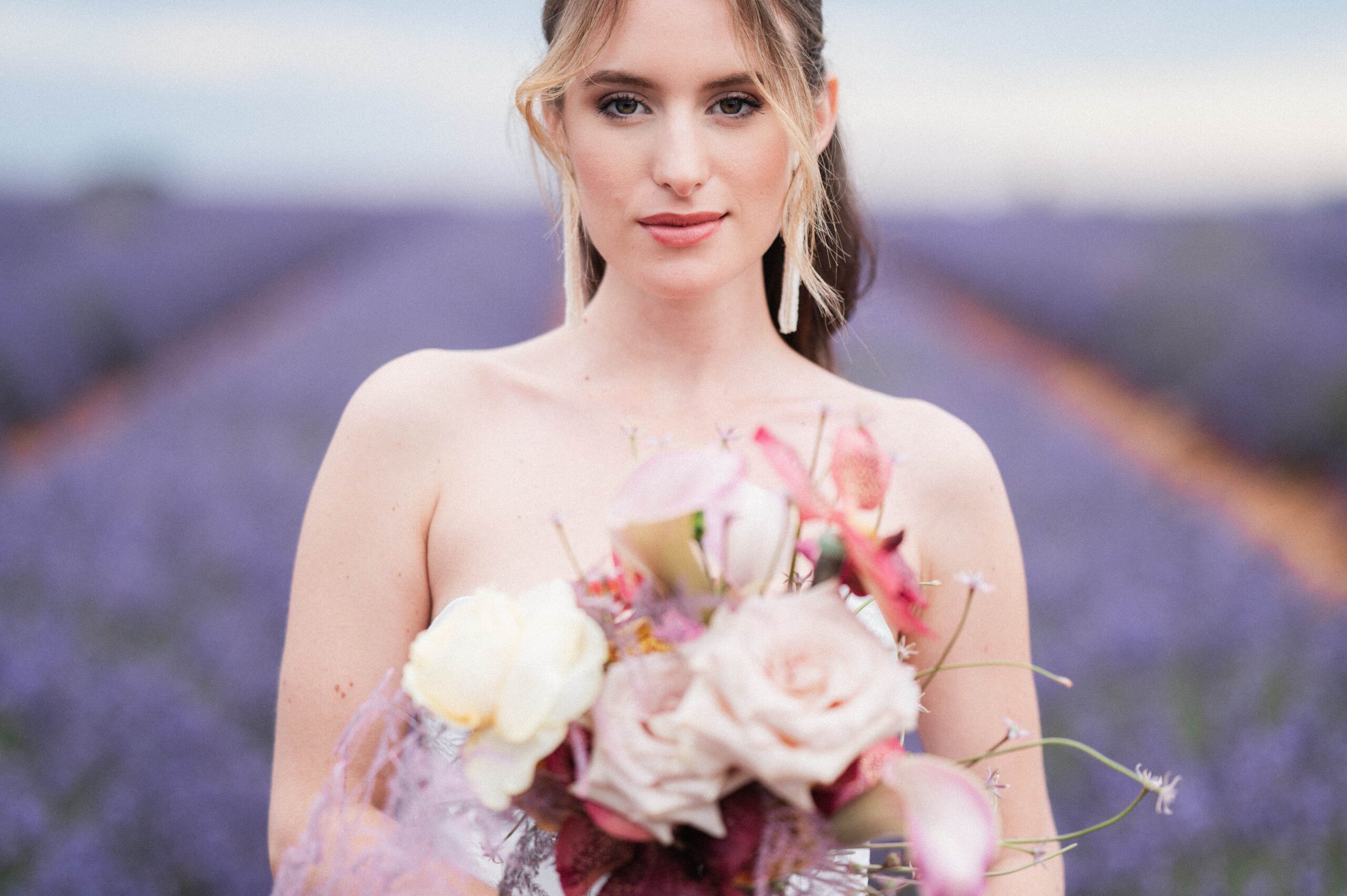 Portrait de la mariée dans les champs de lavande