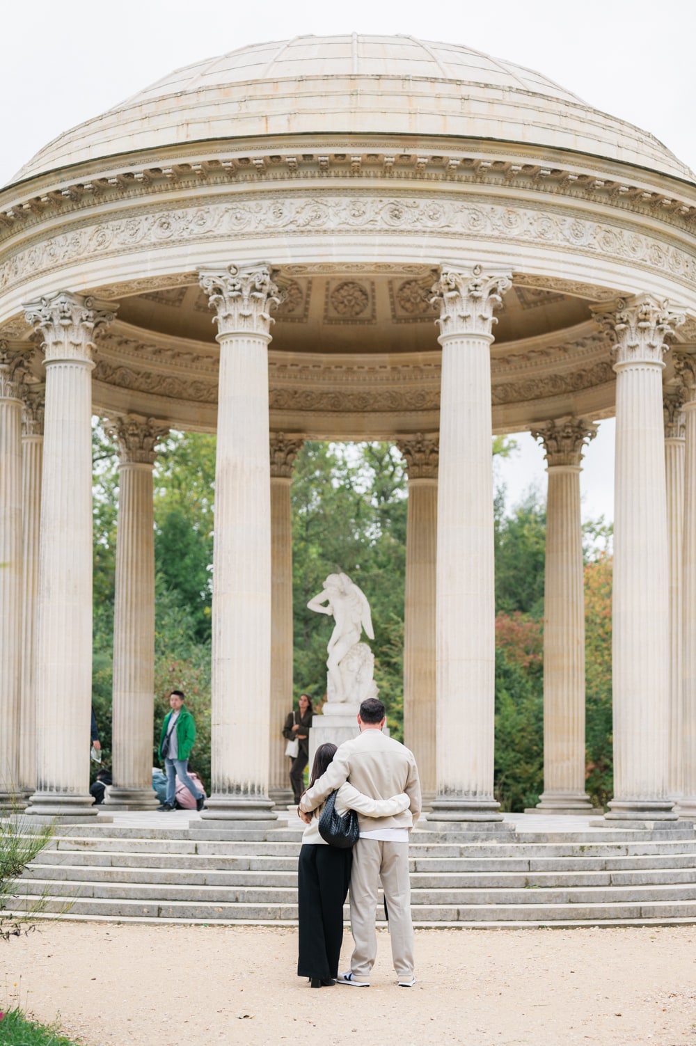 Couple devant le temple de l'amour Versailles