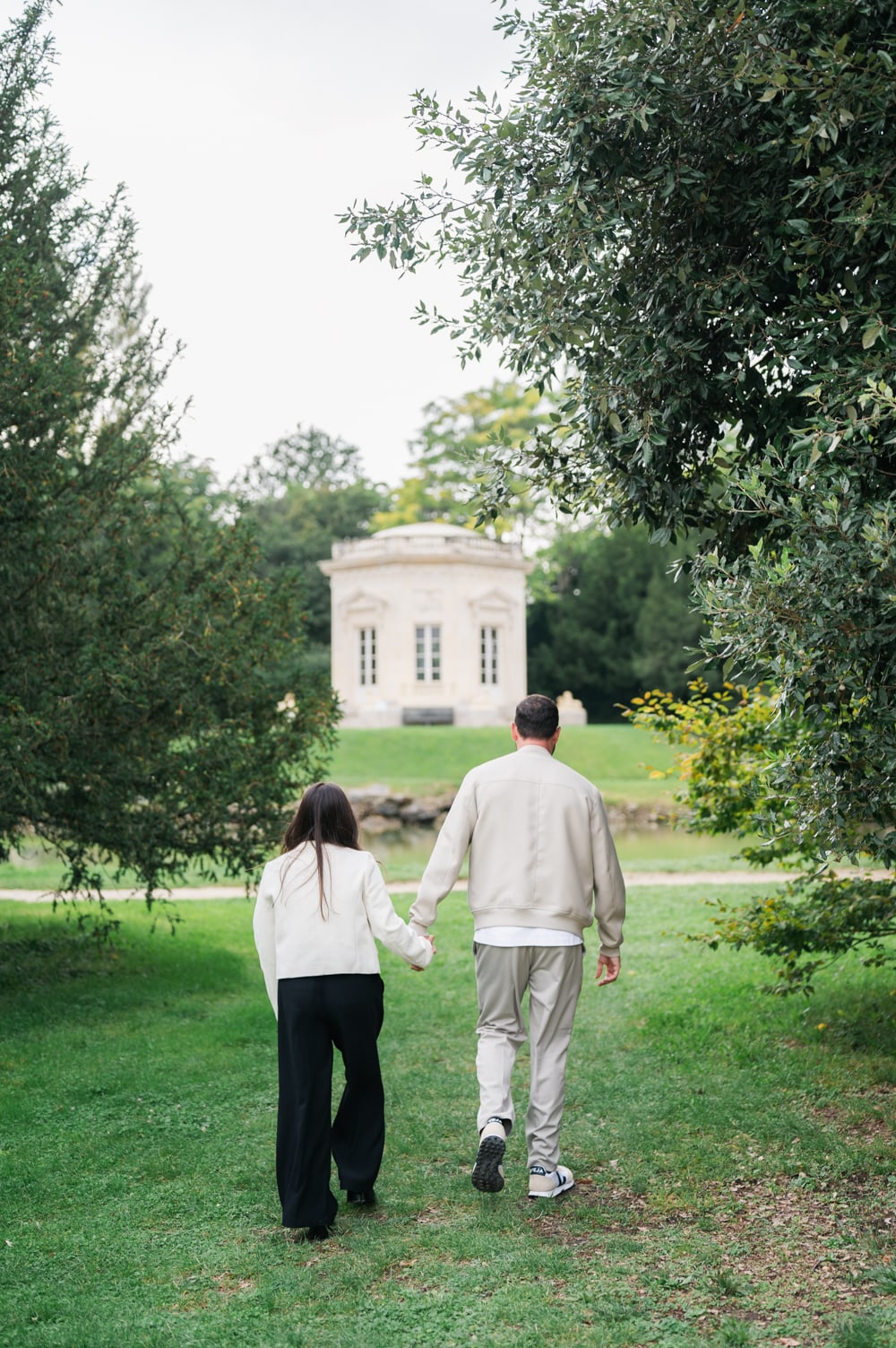 Couple dans les jardins du château de Versailles