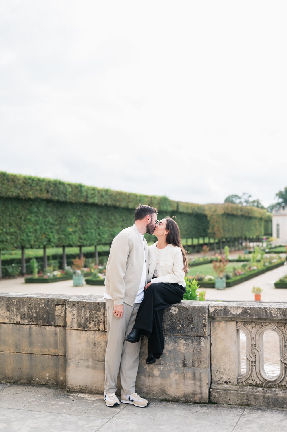 Couple qui s'embrasse au château de Versailles