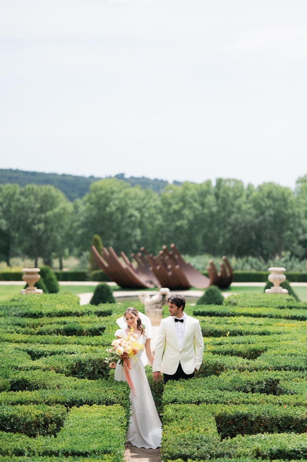 Mariage au château de la Gaude couple dans les jardins